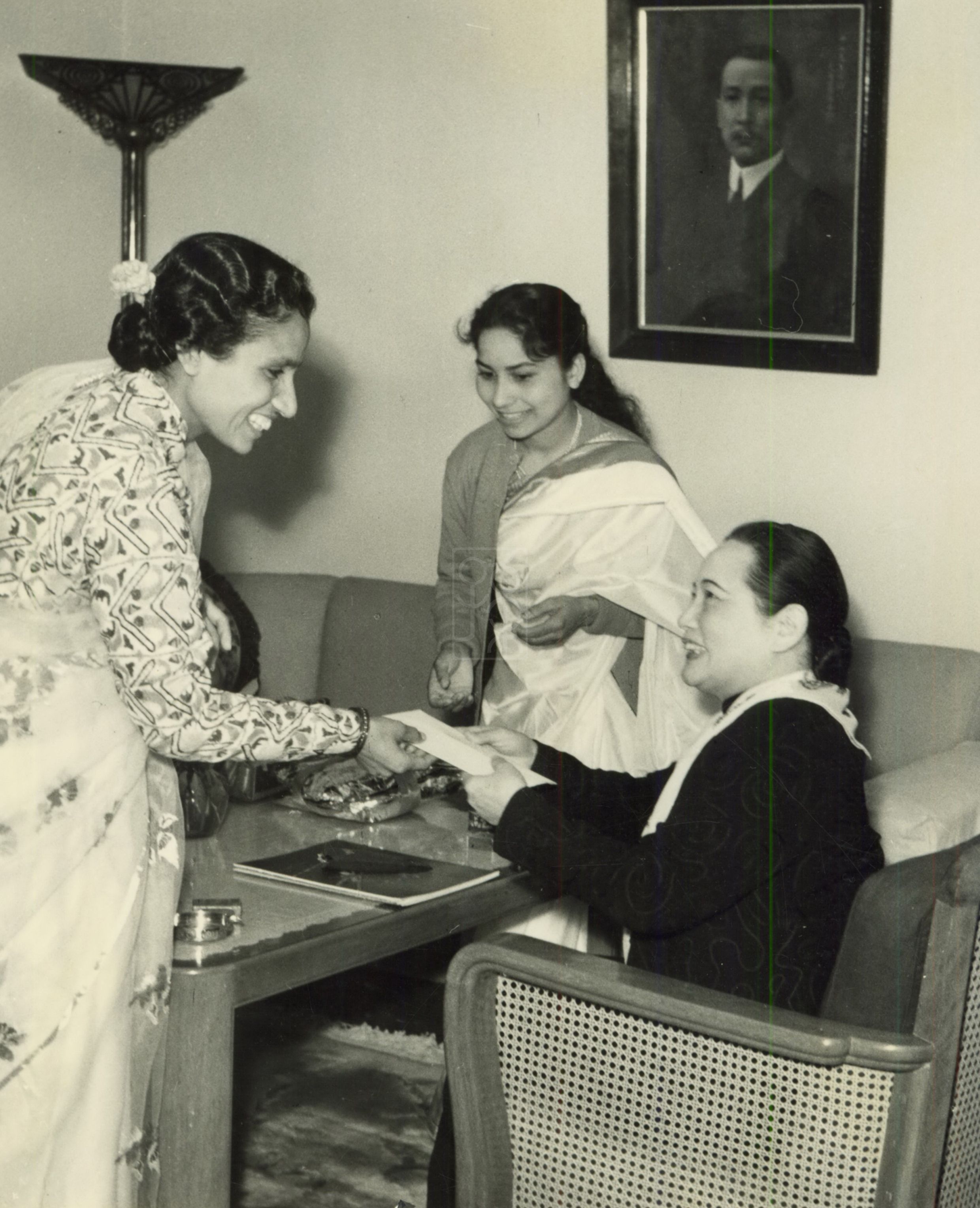 1956年宋庆龄在上海寓所与国际民主妇联理事会尼泊尔代表留影