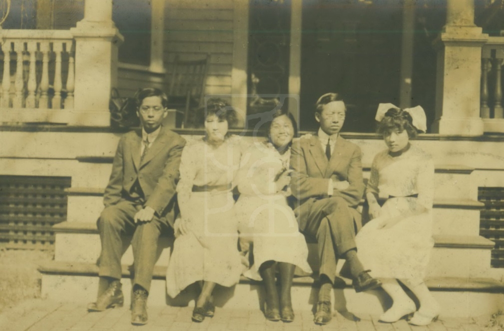 1913 年宋庆龄与宋子文、宋美龄、牛惠生、牛惠珠合影