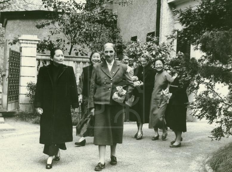 1955年5月宋庆龄在上海寓所接见国际民主妇女联合会主席欧仁妮·戈登夫人的留影