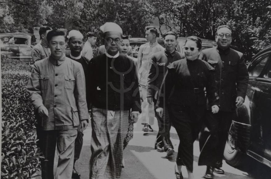 1952年宋庆龄在上海寓所会见以宇吞帕为团长的缅甸文化代表团