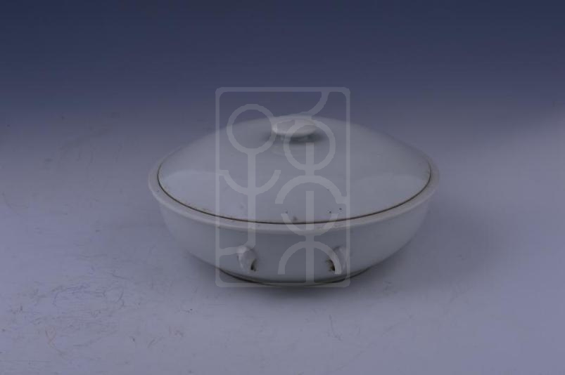 宋庆龄使用过的带盖白瓷汤碗