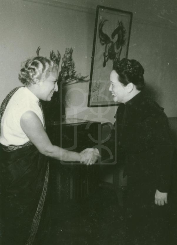 1952年宋庆龄在上海寓所接待印度文化代表团潘迪特夫人的留影