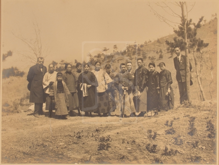 1925年4月宋庆龄偕亲友勘察孙中山墓地后在紫金山上的合影照片