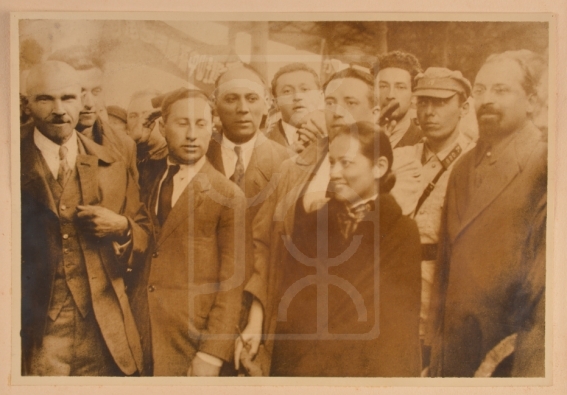 1927年宋庆龄访苏抵达莫斯科车站受到欢迎的情景照片