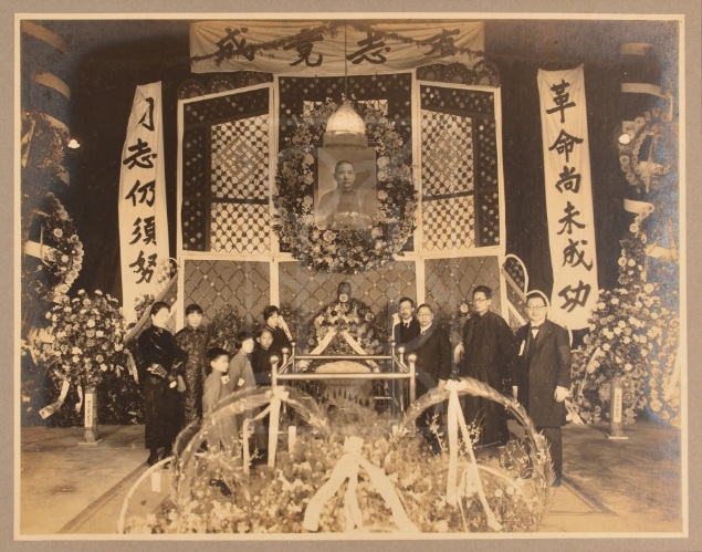 1925年3月孙科、宋庆龄等众亲友在中央公园社稷坛孙中山灵堂的合影照片