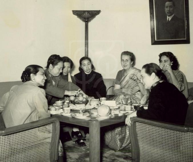 1956年5月9日宋庆龄在上海寓所会见参加国际民主妇女联合会理事会北京会议后来上海参观的3位巴基斯坦妇女代表的留影