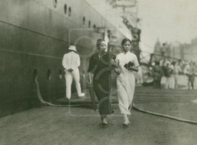 1933年8月18日宋庆龄与黎沛华在码头迎接参加远东反战会议的外国代表留影  