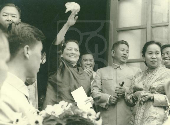 1956年8月18日宋庆龄在万隆会见华侨代表留影