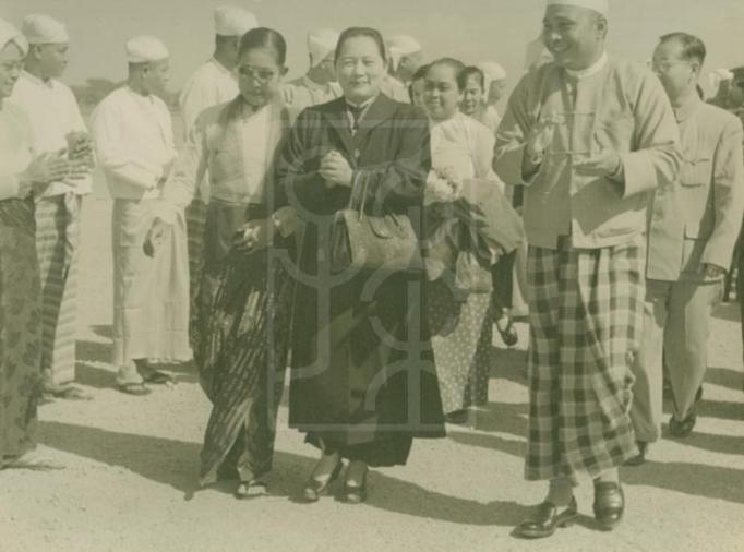1956年1月2日缅甸总理吴努等人在仰光机场欢迎宋庆龄的留影