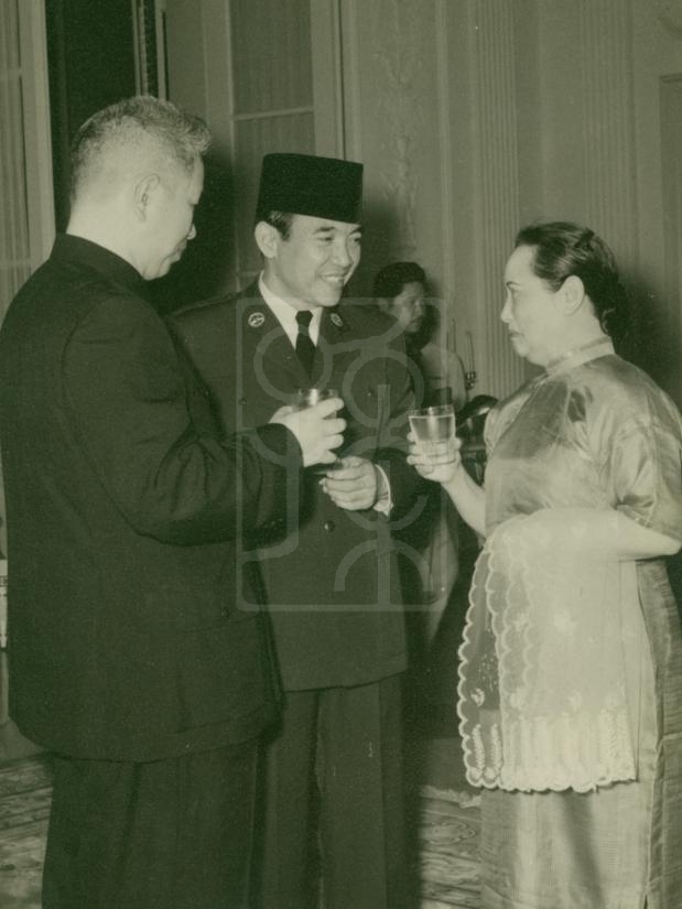 1956年8月宋庆龄与印度尼西亚总统苏加诺在宴会上举杯祝酒留影