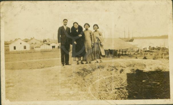 1932年宋庆龄与宋子安、张琦珍、梁丽芳合影
