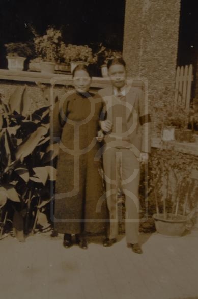 1932年宋庆龄与宋子安在上海莫利爱路寓所的合影