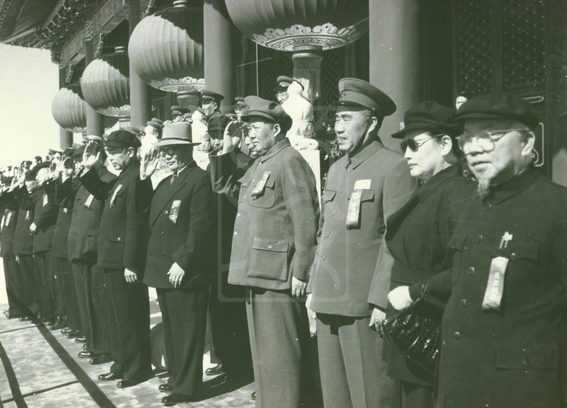 1952年10月1日宋庆龄与毛泽东、周恩来等阅兵留影 