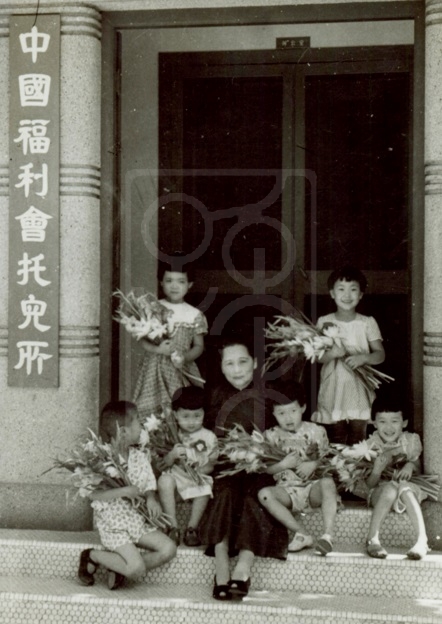 1953年宋庆龄看望中国福利会托儿所的孩子们留影