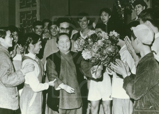 1964年5月10日宋庆龄观看演出《小足球队》后与演员合影