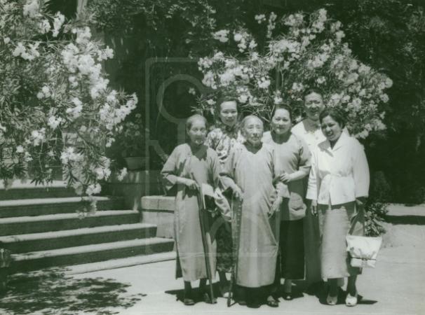 1957年6月宋庆龄与何香凝、居若文、邓文钊等在北京方巾巷寓所前合影