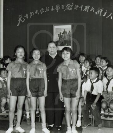 1965年5月29日宋庆龄与巨鹿路第一小学乒乓球选手合影